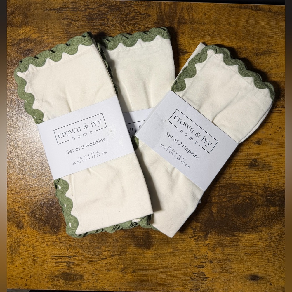 Crown and Ivy Set of 6 Cotton Napkins. NEW